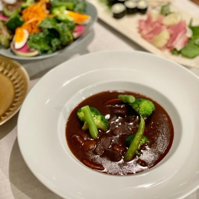レトルト牛タンシチューとカラフルサラダとかの夜ごはんとミニ魔神