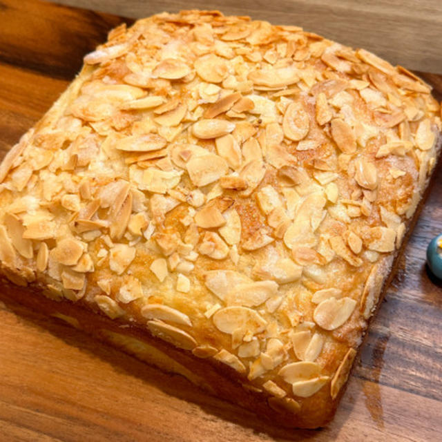 ドイツ家庭で楽しまれている伝統的なリッチ系菓子パンのブッタークーヘン