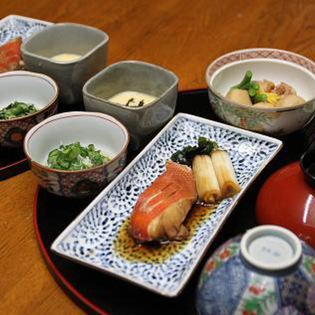 レシピ付き献立　金目鯛の煮付け・鶏と里芋のふくら煮・菜の花お辛し和え・とろろ汁・きゅうりの酢の物