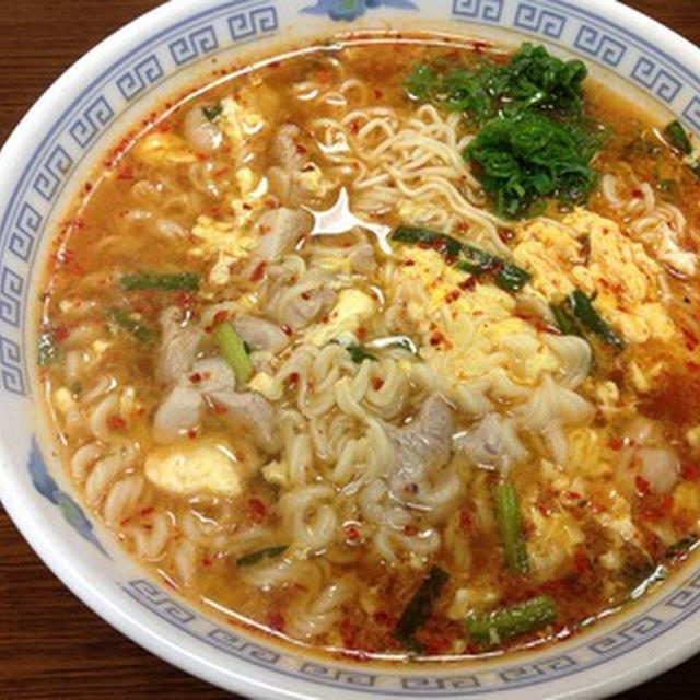 晩ご飯にインスタントラーメン「宮崎 辛辛麺」