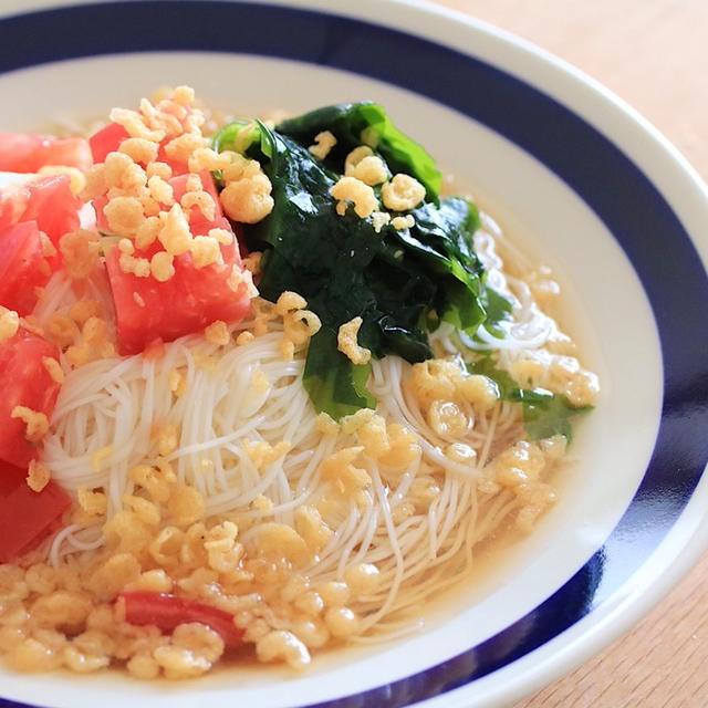本つゆで夏にさっぱり♪トマトとワカメの生姜ぶっかけ素麺
