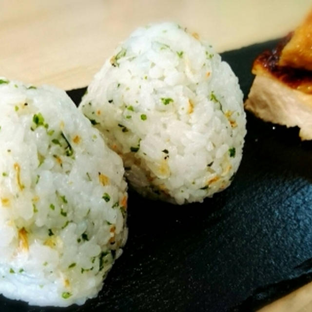 進化形おにぎり　海老塩バターむすび