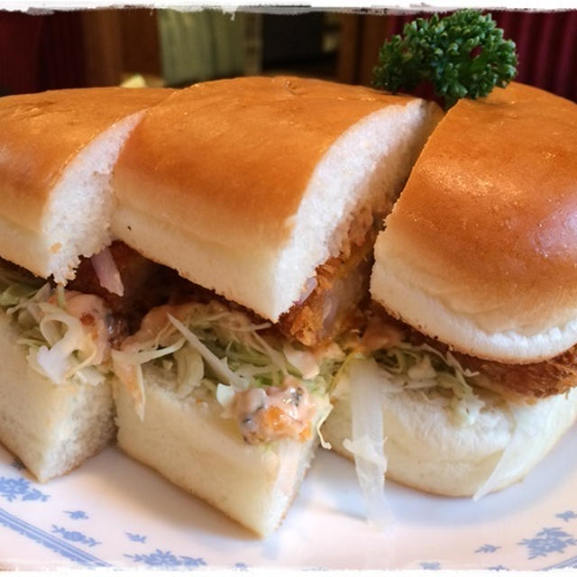 コメダ珈琲のエビカツサンドにハマった(笑)。