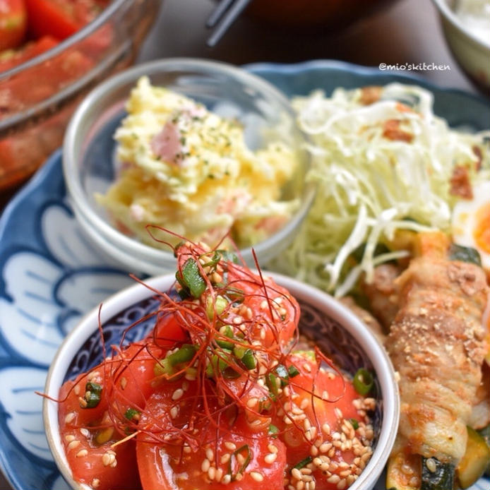 和食器に盛られた韓国風トマトサラダ