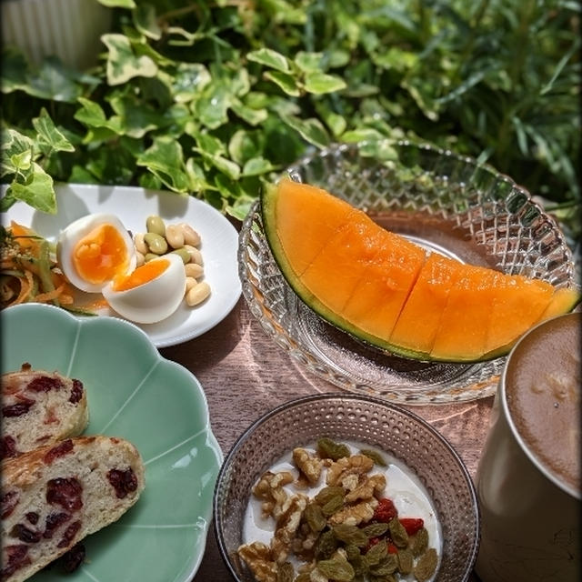 今日のブランチはクランベリーたっぷりフォカッチャです