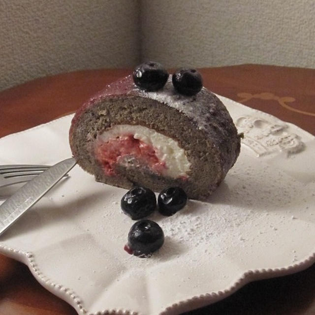 ラズベリーとチーズクリームのロールケーキ