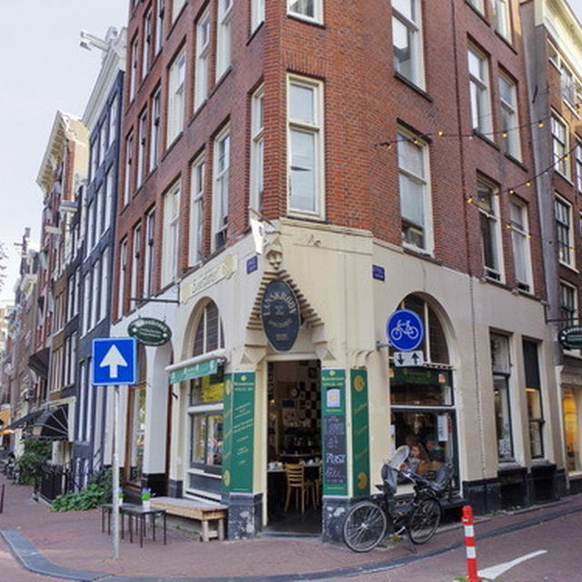 オランダ・アムステルダムの｢banketbakkerij lanskroon｣でカフェする。