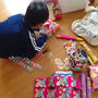 クリスマスにお菓子のリュックサック♫ やめて、やめて（笑）