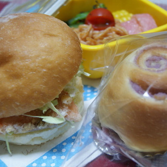 フィッシュバーガーと紫芋ぐるぐるパン弁