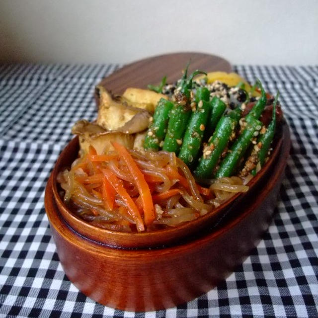 糸こんにゃくのきんぴらお弁当と満月。