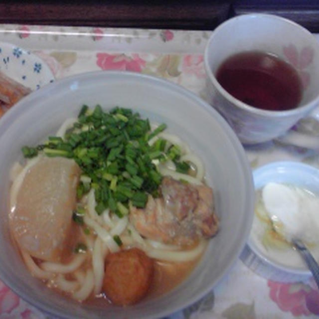 今朝の自分ご飯、鶏もも肉のおダシが効いたおでんの残りで煮込みうどん♪