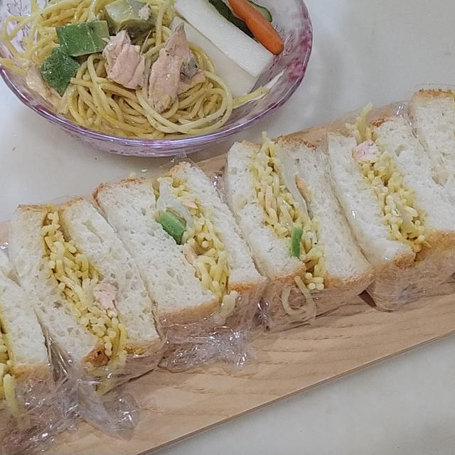 余り物活用☆秋鮭のパスタをリメイクしてサラスパへ〜サンドウィッチへ