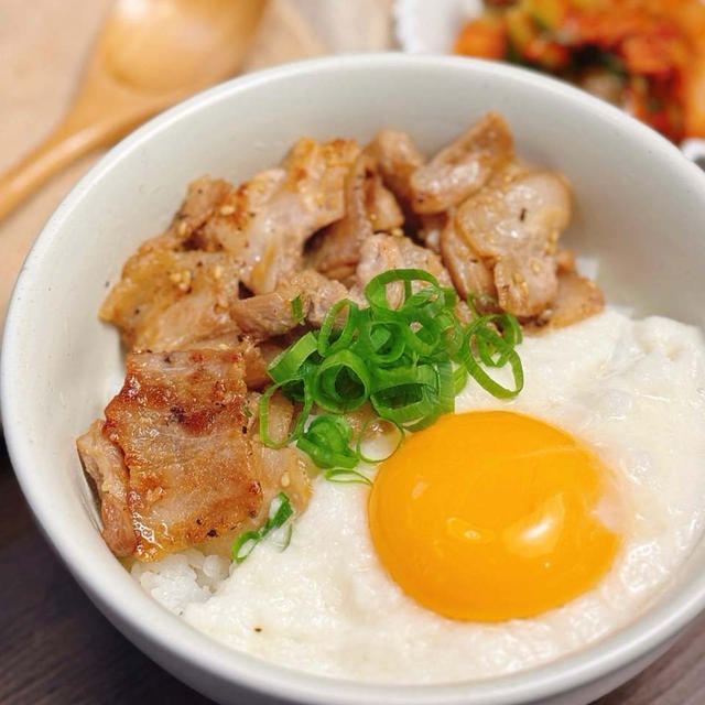 シンプルなのに超うまい！するする食べれて栄養満点◎ 夏バテ知らずの塩豚とろたま丼で元気チャージ!