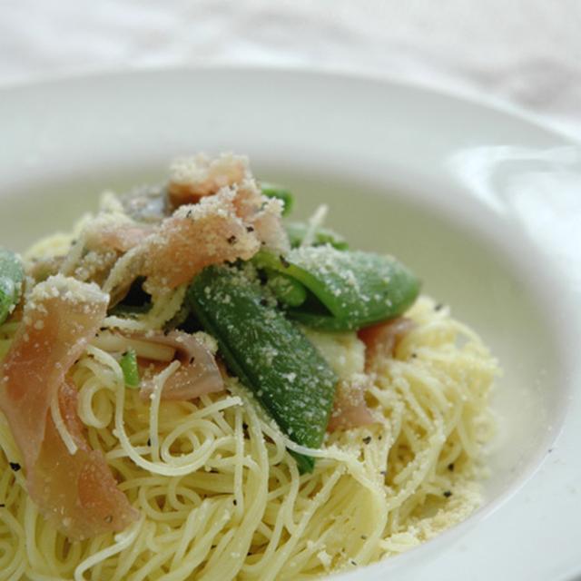 スナップエンドウと生ハムのパスタ。