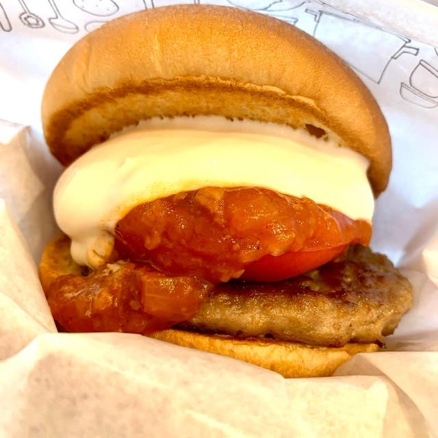 白い白いモスチーズバーガー美味しかった♡