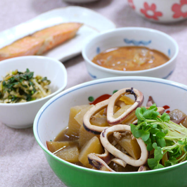 余熱調理でイカ大根煮。切り干し大根とモロヘイヤの和えサラダ。の晩ご飯。