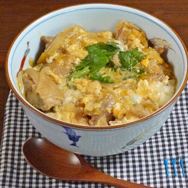 ゴロゴロやわらかで香ばしい 鶏肉のとろとろ親子丼