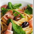 サンダニエーレ産生ハムとルーコラ、オリーブのアーリオオーリオのスパゲットーニ