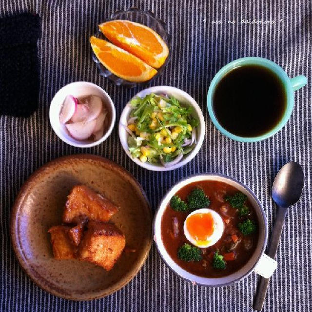 キャラメルチーズトーストと牛筋カレーの朝ごはん