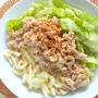 ひんやり麺はピリ辛でボリュームたっぷり！シャキッとレタスの豚しゃぶうどん。