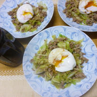 調味料1つ！豚ひき肉とキャベツのソース炒め～半熟卵のせ★