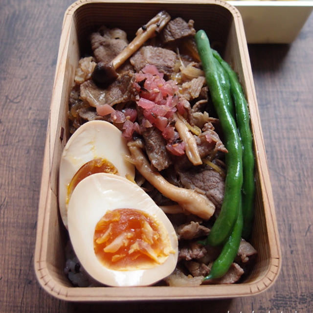夏仕様の牛丼で男子学生弁当