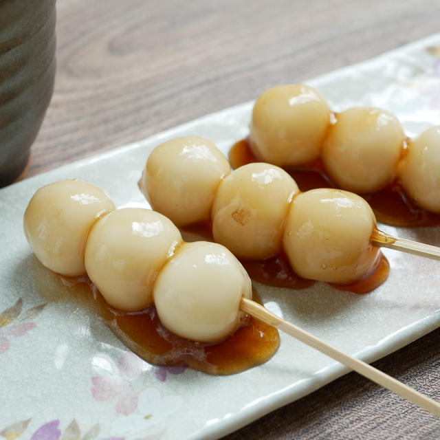 おうちで作る！串だんご♪ 割と簡単にできるもんですね。