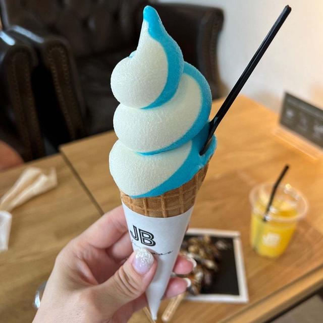 お洒落カフェで奇抜なソフトクリーム