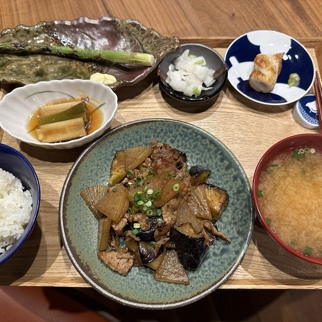 【献立】豚肉と大根と茄子の旨辛味噌炒め、長ねぎの焼き浸し、アスパラガスのグリル、カブの即席漬け、ちくわにわさび、豆腐のお味噌汁
