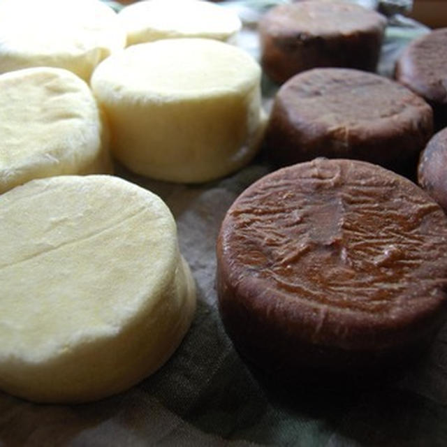 白と黒のマフィンで朝ご飯