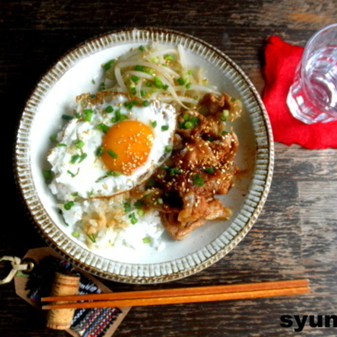 丸皿に盛り付けられている豚肉ともやしのスタミナ丼