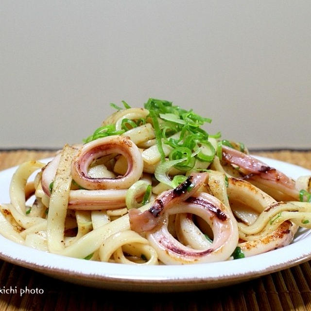 生姜の香りがいい「イカきし麺焼き」＆「梅田ではしご酒 前篇」