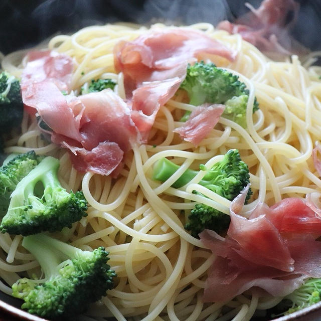生ハムとブロッコリーのオイルパスタ