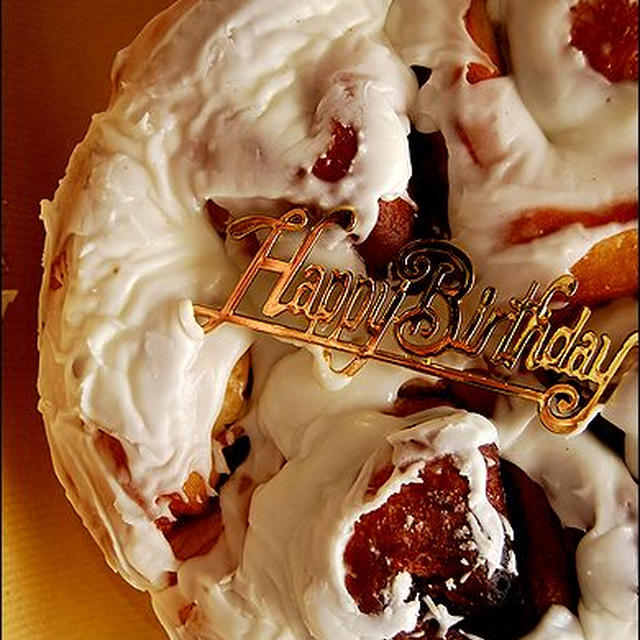 お誕生日シナモンロールなど