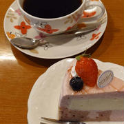 三好屋　ケーキセットと六連島のガーベラ、スターチス。