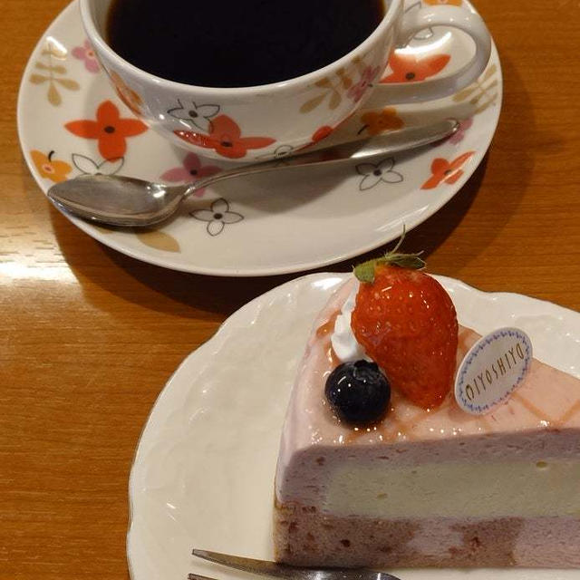 三好屋　ケーキセットと六連島のガーベラ、スターチス。