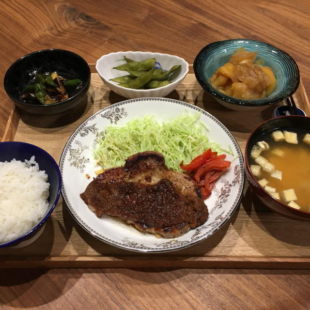 献立 豚肉のステーキ玉ねぎソース 千切りキャベツ パプリカのガーリックソテー 茄子とピーマンの焼き浸し 枝豆 じゃがいもと玉ねぎ の甘辛煮 豆腐と油揚げのお味噌汁 By Kajuさん レシピブログ 料理ブログのレシピ満載