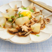 節約＆ヘルシー♪豚小間とこんにゃくとごぼうの麺つゆ炒め温玉のっけ