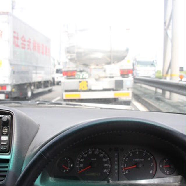前の車の後ろ側が鏡みたいだったら。