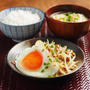 もやしの納豆炒め目玉添え　、　小松菜と豆腐の味噌汁