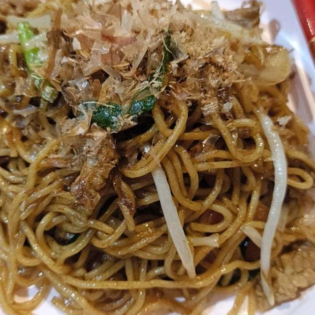 夫の作った焼きそばで晩ご飯(*^^*)お昼は何故かくら寿司でした(^_^;)