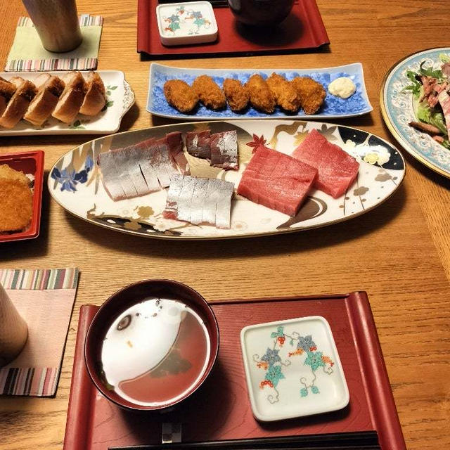 お刺身、牡蠣フライ、ローストポークの山わさびマヨポンサラダともろもろ、買ってきたもん並べて晩酌