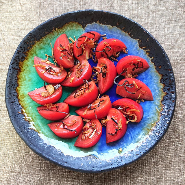 【動画レシピ】トマトに塩昆布オニオンフライのせ