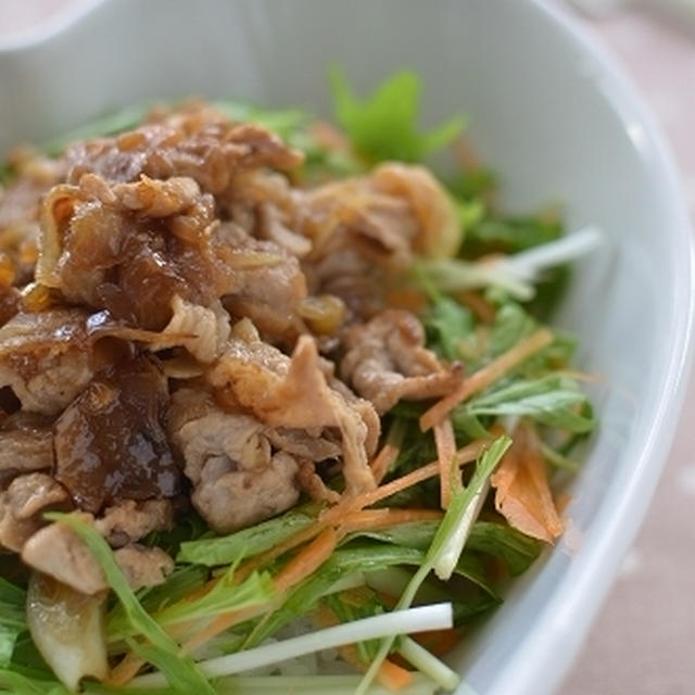 「野菜のうまみドレッシング」でジューシー焼肉サラダ丼♪