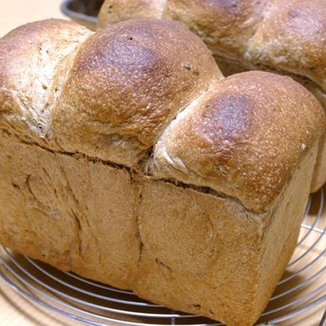 ザ・山食とよもぎのパン