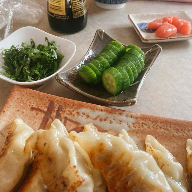 辛い大根おろし、今年初めての紫蘇、焼き餃子、明太子が今夜の夕飯です
