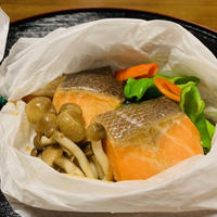 鮭・万願寺とうがらし・占地の包みチン！　/　にんべん　旬の魚でビネガーソテー
