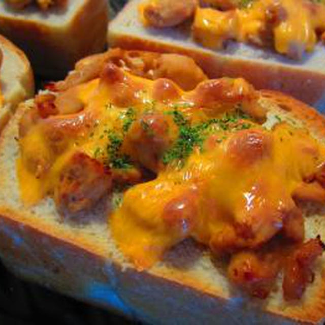 全粒粉食ﾊﾟﾝで鶏そぼろﾁｰｽﾞﾄｰｽﾄ♪ﾁｮｺｺﾛﾈ♪