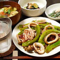 イカと万願寺の梅ダレ炒めは、さわやかな夏向きの肴である。