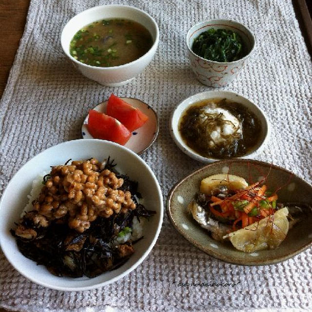 ひじき納豆ごはんと焼きししゃもの塩レモン南蛮の朝ごはん